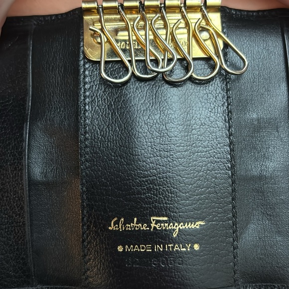 EUC-SALVATORE FERRAGAMO KEY/CARD/CASH HOLDER FULL INCLUSION - Picture 7 of 11